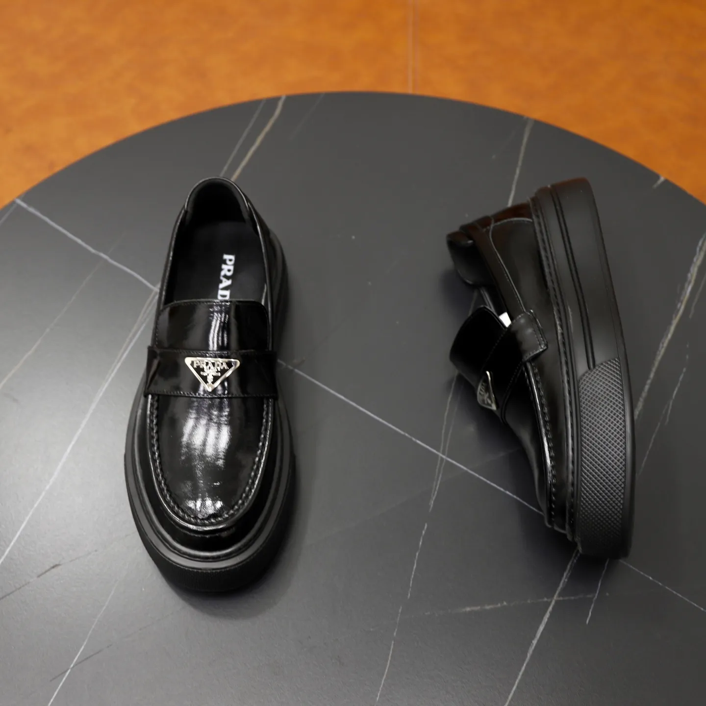 Ex-factory price: 500💰🙅‍♂️🙅‍♂️🙅‍♂️ Brand: PRADA Standard code: Men's code 38-44 (45 can be customized) Grade: Same style as the official website Original order quality Material: Original cowhide surface Comfortable lining Original outsole Style category: Men's fashionable casual leather shoes Distinguished big-name luxury elements Top luxury Color: Color of the actual picture